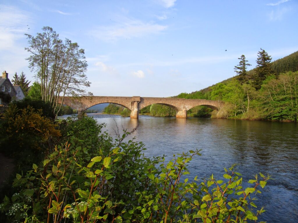 The bridge overthe River Dee at Ballater